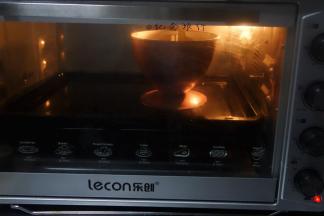 烤箱预热入蛋糕160度烤50分钟左右，具体时间跟温度要按自己的烤箱灵活掌握，牙签插到蛋糕中间没蛋糕带出来就是表示熟了（实际温度以自家烤箱为准)，一般蛋糕是先膨胀再回缩再烤一下就差不多熟了，多做几次就会掌握了，