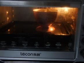 烤箱预热入蛋糕160度烤50分钟左右，具体时间跟温度要按自己的烤箱灵活掌握，牙签插到蛋糕中间没蛋糕带出来就是表示熟了（实际温度以自家烤箱为准)，一般蛋糕是先膨胀再回缩再烤一下就差不多熟了，多做几次就会掌握了，