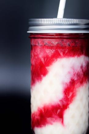 怎么做到晕染呢？双手握住杯身，轻轻左右转动几下，渐变的颜色就出来了哦！