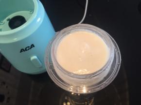 倒入酸奶，柠檬汁，细砂糖