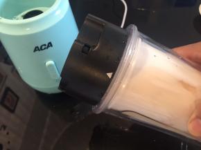 扣上带切刀杯盖，拧紧