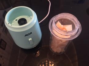 将水蜜桃切成中等小块，放入ACA原汁机杯