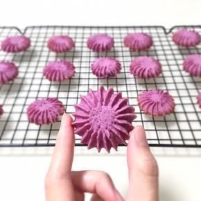 出炉，把曲奇放到晾凉网架上，颜色很美吧～