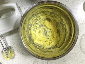 软化的黄油电动打蛋器先打发一下，然后倒入糖粉，继续打发至糖粉与黄油融合