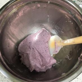 用刮刀翻拌均匀至无干面粉状态