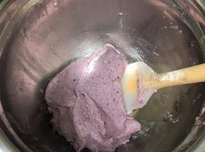 用刮刀翻拌均匀至无干面粉状态