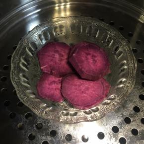 紫薯去皮切片放入碗中，上锅大火蒸熟透
