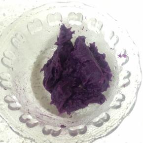 紫薯加一点点水，捣成泥，注意一定要仔细把紫薯捣成很细腻的泥，取75g备用