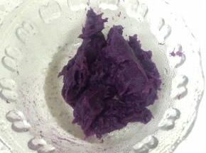 紫薯加一点点水，捣成泥，注意一定要仔细把紫薯捣成很细腻的泥，取75g备用