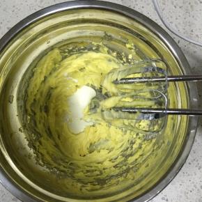 然后加入淡奶油，继续打发至黄油与淡奶油融合，并且黄油蓬松