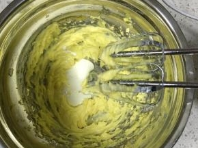 然后加入淡奶油，继续打发至黄油与淡奶油融合，并且黄油蓬松