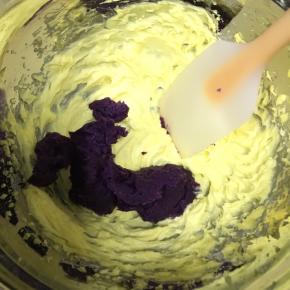 倒入紫薯泥，用刮刀翻拌均匀