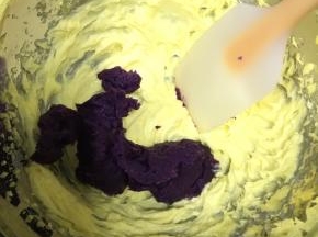 倒入紫薯泥，用刮刀翻拌均匀