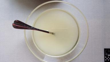 将温水与白砂糖混合至溶化。