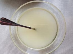 将温水与白砂糖混合至溶化。