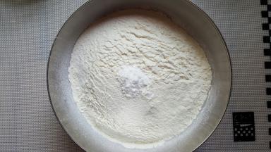 将面粉过筛加入小苏打，搅拌均匀。