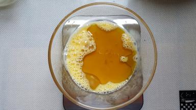 取一颗鸡蛋，打散后加入花生油。