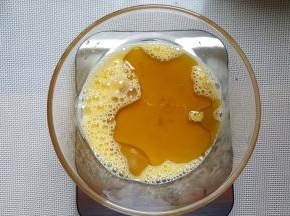 取一颗鸡蛋，打散后加入花生油。