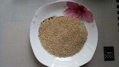 用深盘准备适量的白芝麻（生）。