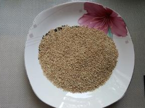 用深盘准备适量的白芝麻（生）。