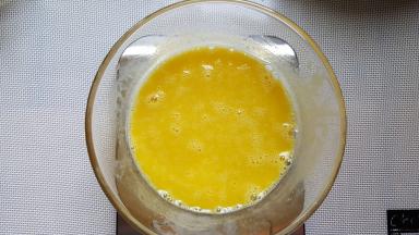 将蛋液与花生油搅拌均匀，至乳化。