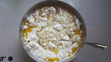 倒入面粉和小苏打，搅拌成团。