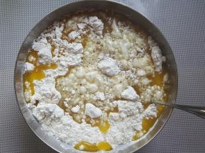 倒入面粉和小苏打，搅拌成团。