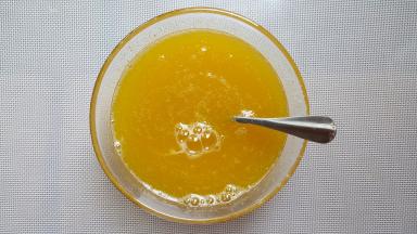 再加入水溶液中，进行搅拌充分融合。