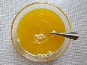 再加入水溶液中，进行搅拌充分融合。