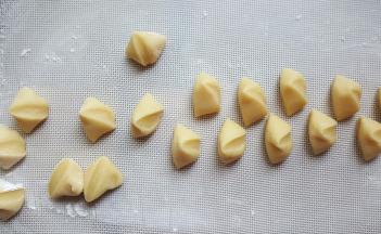 面团切成小的剂子，不要太大，炸过后会膨胀。