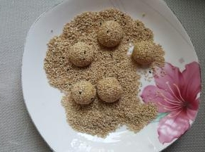 小的面团上沾白芝麻后滚圆（小面团可以放在蘸有水的布上滚湿后沾上芝麻）。
