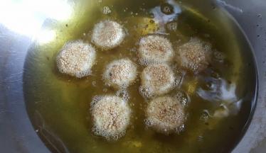 锅中放入适量的油，先大火烧至六七成后关小火，放入小面团，不要动它，直至表面裂口后再进行翻动。