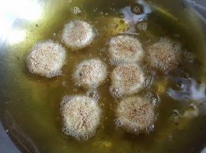 锅中放入适量的油，先大火烧至六七成后关小火，放入小面团，不要动它，直至表面裂口后再进行翻动。