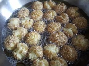 用勺子搅动，让小面团受热均匀，炸成金黄色即可。