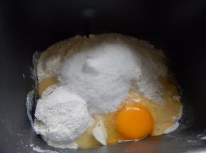 加入白糖及鸡蛋