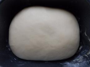 柔成面团加入黄油柔发至两倍大