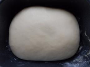 柔成面团加入黄油柔发至两倍大