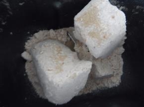 加入白糖及酵母