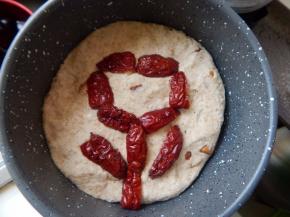 然后摆放到模具里