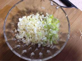 蒜和葱切末备用