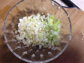 蒜和葱切末备用
