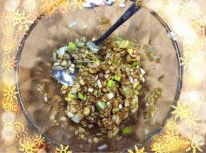 蒜葱末里加入生抽，盐，油拌均匀。