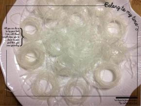 把泡好的粉丝用手指绕成小圈摆放在盘中。