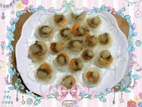 把扇贝肉摆在粉丝上。