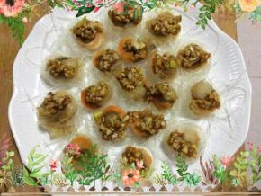 把调好的蒜末分别撒在扇贝肉上，水开后，上锅蒸5分钟。