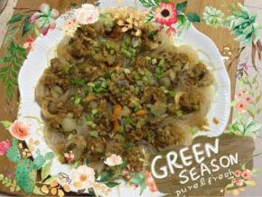 出锅后撒上香葱花，油烧热浇在盘中，上桌。