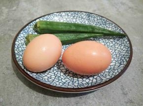 土鸡蛋两个（上次老家带的）秋葵两根