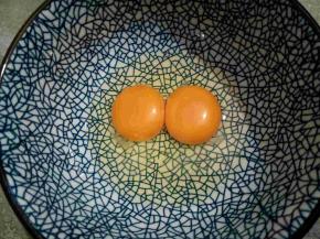 土鸡蛋淡黄颜色不错，去壳以后，鸡蛋液86克