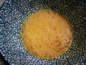 筷子横向搅拌，不要转圈搅拌鸡蛋液