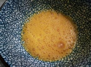 筷子横向搅拌，不要转圈搅拌鸡蛋液